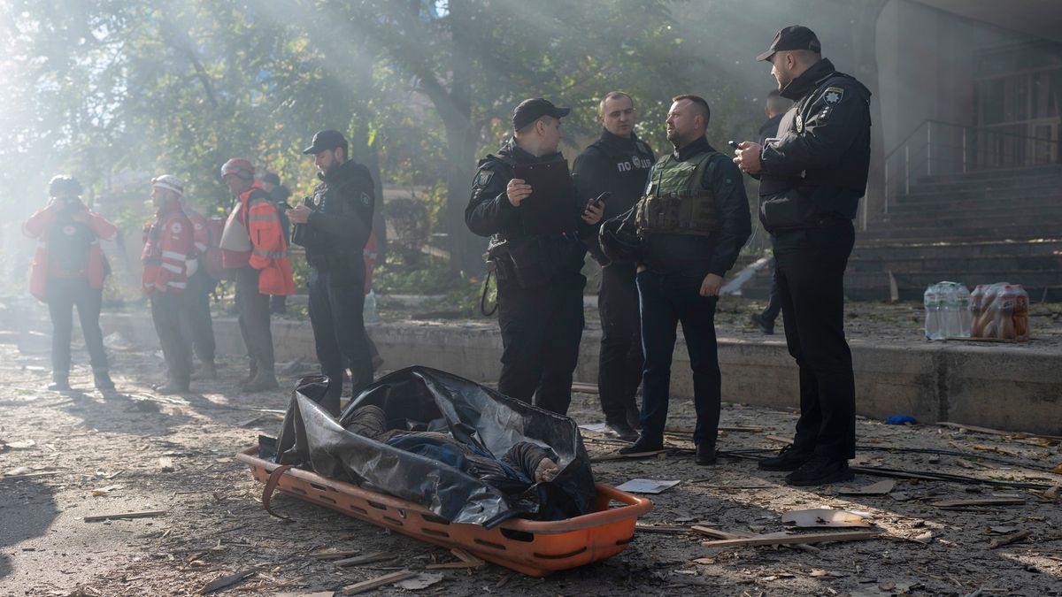 Při vzdušných úderech na Kyjev a další části Ukrajiny zemřelo osm lidí